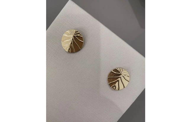 Brinco Redondo Orgânico Com Design Martelado Médio Folheado Em Ouro 18K