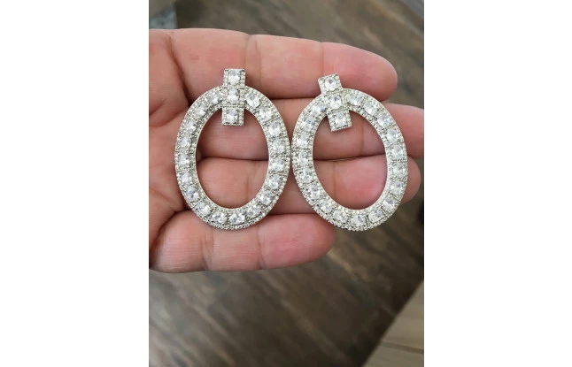 Brinco Oval Grande Cristal Zirconia Cravejada Folheado em Ródio Branco