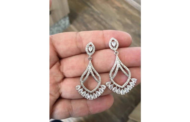 Brinco Gota Trabalhada com Microzircônia e Zircônia Vela no Ródio Branco