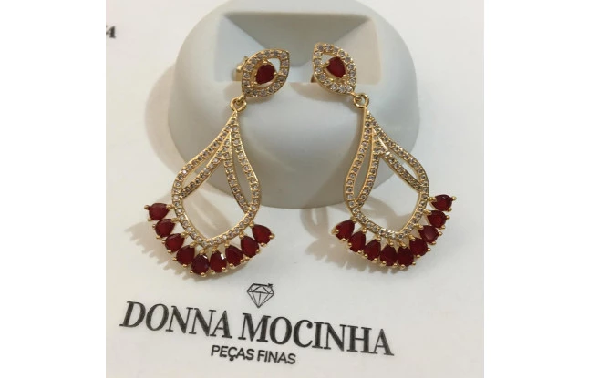 Brinco Gota Trabalhada Com Microzircônia e Zircônia Rubi Folheado em Ouro 18K