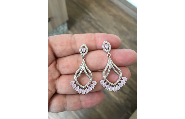 Brinco Gota Trabalhada com Micro Zircônias e Zircônias Rosa Leitoso no Ródio Branco