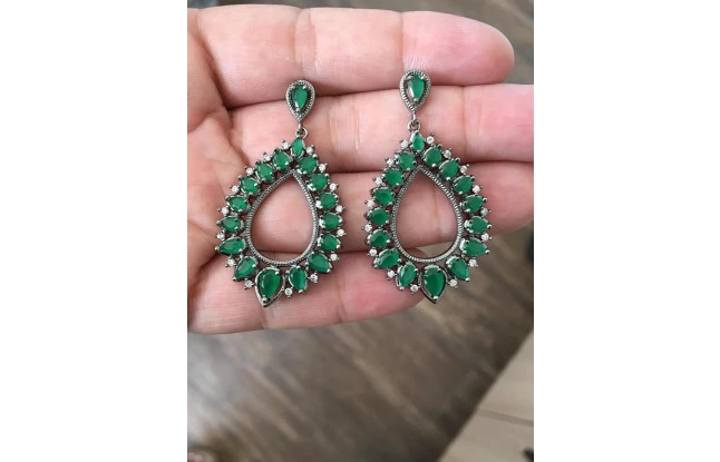 Brinco Gota Vazada Esmeralda Com Zircônia e Micros Zircônias Cravejada Folheado em Ródio Negro