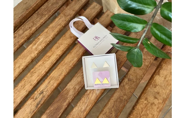 Brinco Triângulo Liso Folheado Em Ouro 18K