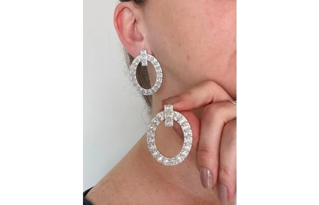 Brinco Oval Grande Cristal Zirconia Cravejada Folheado em Ródio Branco
