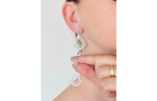 Brinco Gota Trabalhada com Microzircônia e Zircônia Vela no Ródio Branco