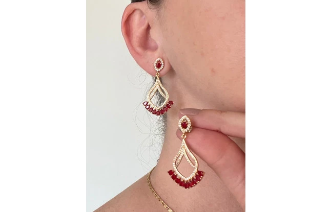 Brinco Gota Trabalhada Com Microzircônia e Zircônia Rubi Folheado em Ouro 18K