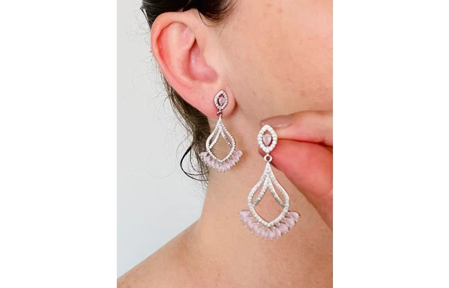 Brinco Gota Trabalhada com Micro Zircônias e Zircônias Rosa Leitoso no Ródio Branco
