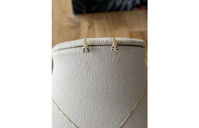 Brinco Nossa Senhora Com Manto Safira Tchuco Folheado Em Ouro 18K